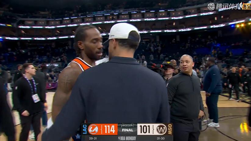 大逆转！小卡23+8+4，加兰首秀12+2+2，赛后格林抱住小卡，库里也走了过来