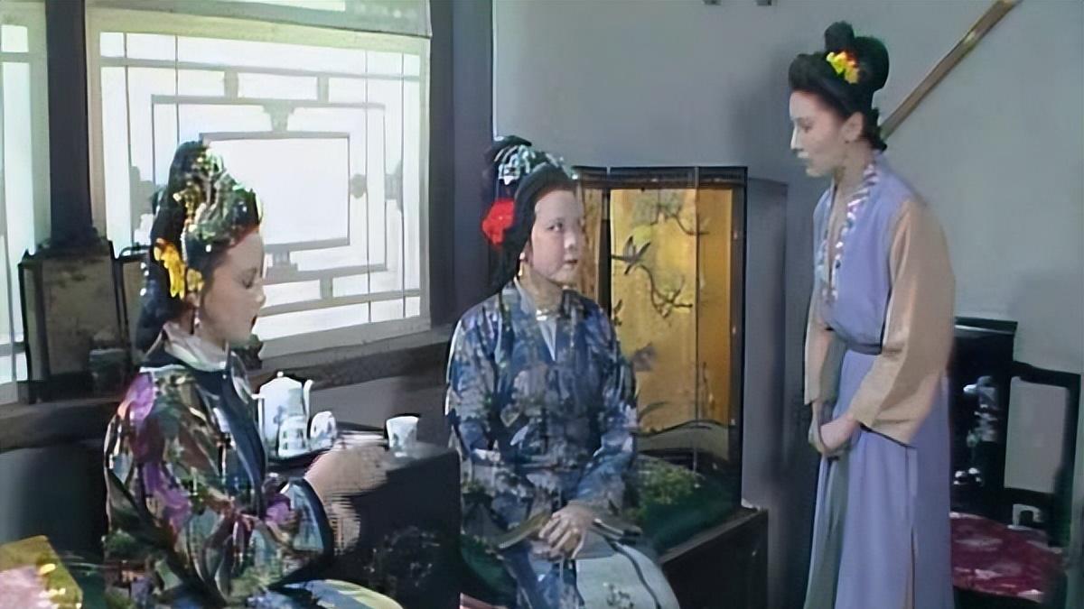 贾赦邢夫人谋娶鸳鸯，王熙凤为何急让平儿避开？