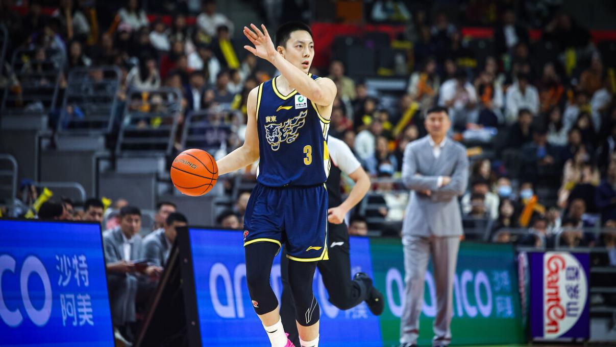 7中1仅3分！胡明轩持续低迷 前男篮队长到底是怎么了？