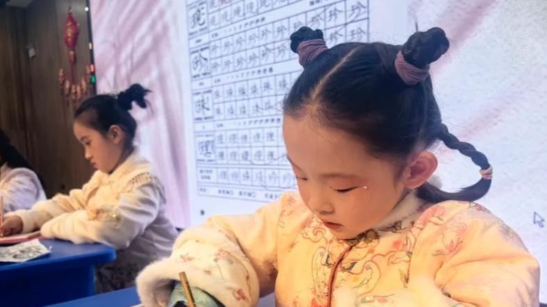 信阳市第一实验小学举行第三届艺术素养成果展暨元旦联欢会