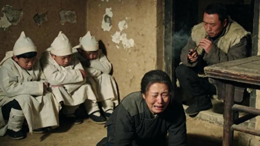 大伯葬礼后，爹把三个堂哥接回家里养，村里人笑她傻，他却说是福