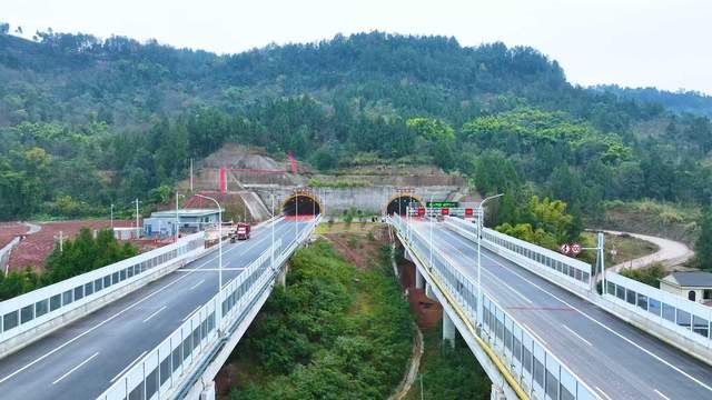 铜梁至资中高速公路建成通车