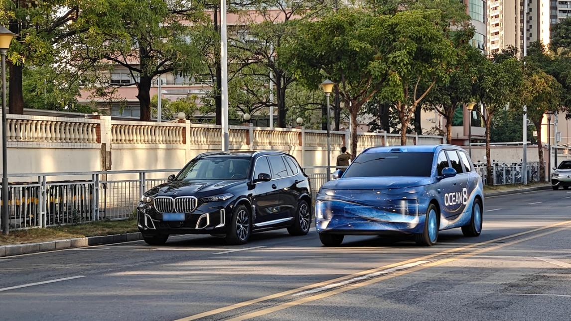 国产高端再破局，疑比亚迪海洋8系双旗舰路试曝光，5米车长3米轴距