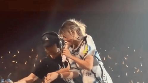 孙燕姿演唱会突发意外！腿部抽筋难站立，强忍疼痛唱完全曲