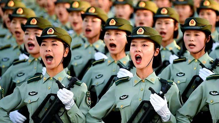 阅兵途中，女兵想上厕所怎么办？西方军人硬憋，中国有高招