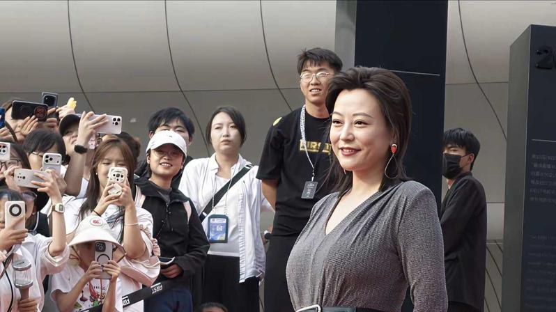 ​46岁郝蕾红裙走红毯：她的“不完美”，恰恰是内娱最稀缺的底气