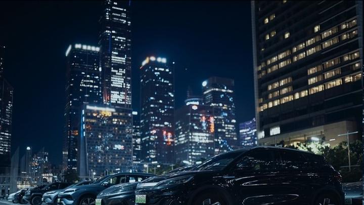 张艺谋的春节档，为何选中比亚迪当“特工”？