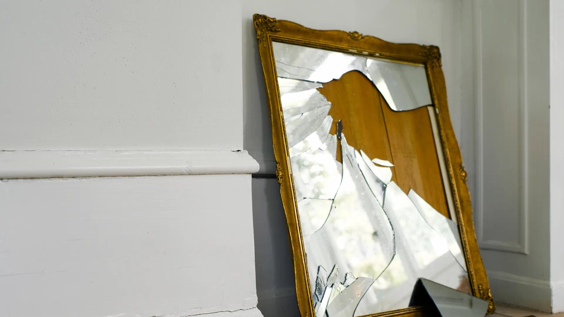 本命年穿红 vs 幸运黑内裤：中英两国人的不安，只是包装不同