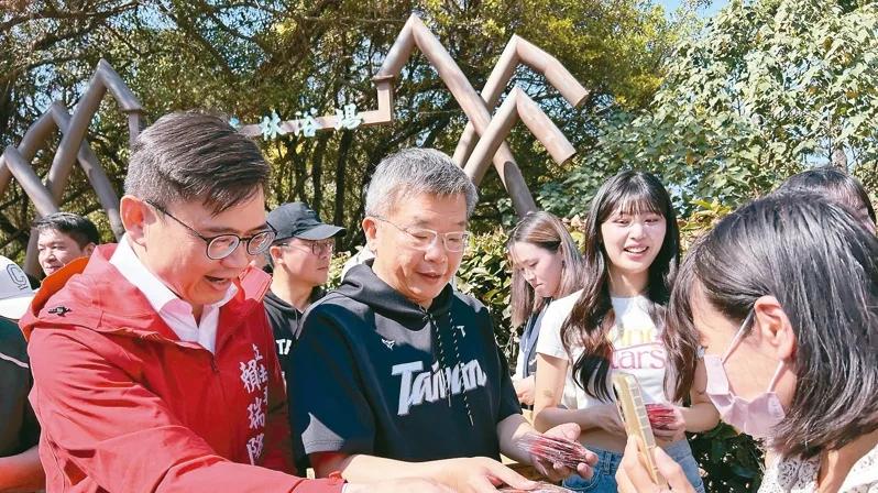 柯志恩、赖瑞隆角逐高雄市长，春节跑宫庙博感情