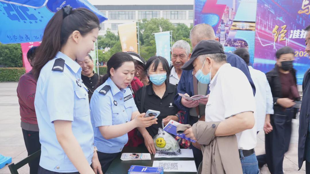 信阳市公安局开展打击和防范经济犯罪宣传日活动