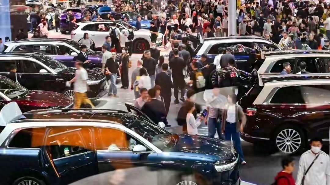 油车还没彻底淘汰，现在销量遇冷压力更大的是增程车型