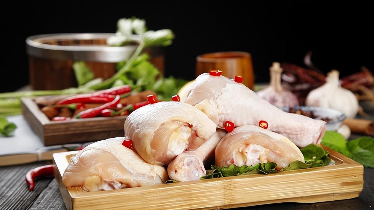 超市里的“冰冻鸡腿”是从哪来的？员工不小心说漏嘴，听完再买