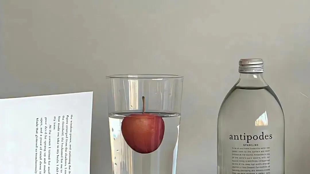 “私藏不撞款！清醒又有质感的文案”