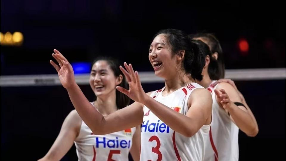 中国女排“四老四新”发挥出众，3：2战胜美国女排晋级世联赛四强！
