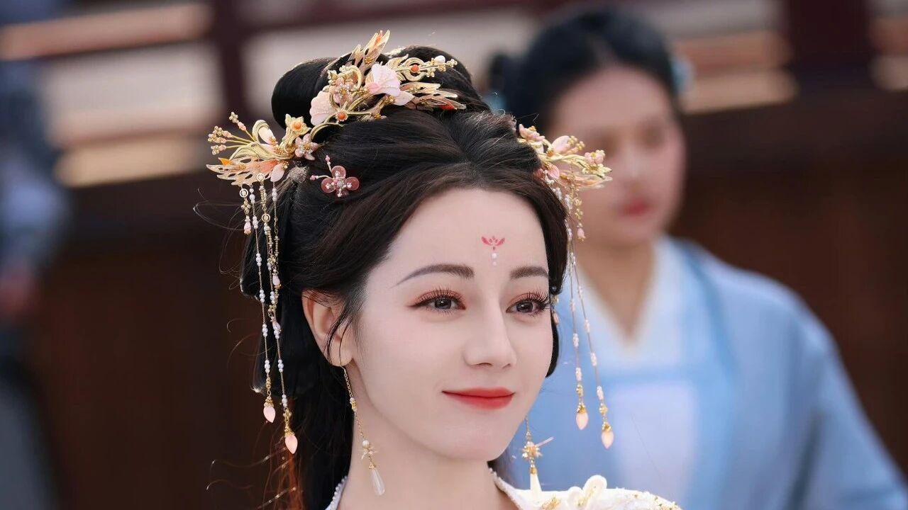 女演员千万别整容！看看28岁田曦薇和33岁迪丽热巴，瞬间就明白了