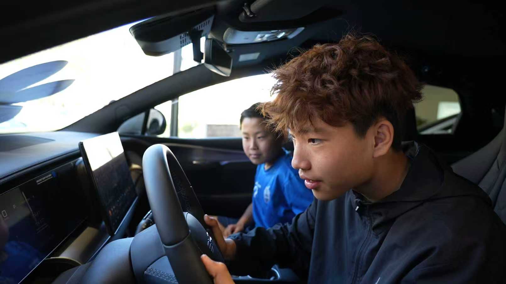 比亚迪携手中国足球小将，绿色出行助力梦想起航。