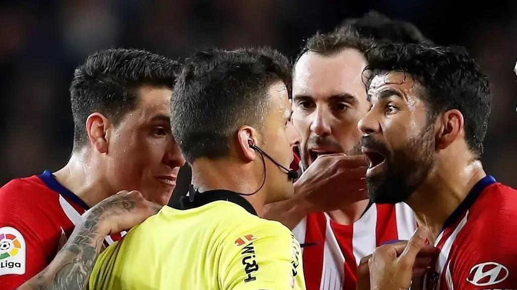 巴萨球星输球后失态，7万人狂嘘