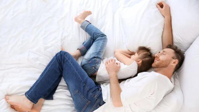 爸爸没有边界感，4次“偷看”女儿洗澡换衣，女儿：看你我都恶心