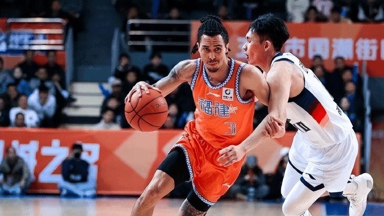 一拿球就单打！三分球8中1，在场上一顿胡打，球迷: 赶紧滚蛋吧！