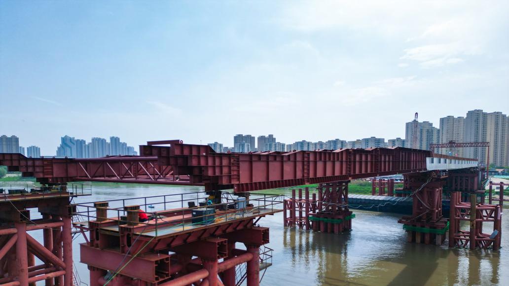 武汉江汉十桥钢箱梁顶推过半 最大顶推跨径120米位列国内第二