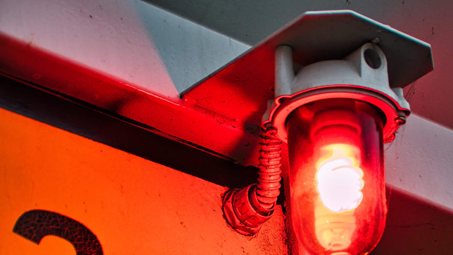 拉绳求救无人来，厕所红灯闪29分钟！54岁男本该获救，却死在“繁荣”医院