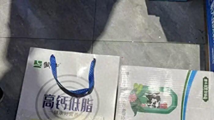 蒙牛纯牛奶多款礼盒被曝光：不是纯的牛奶！外袋写牛奶，内盒竟是