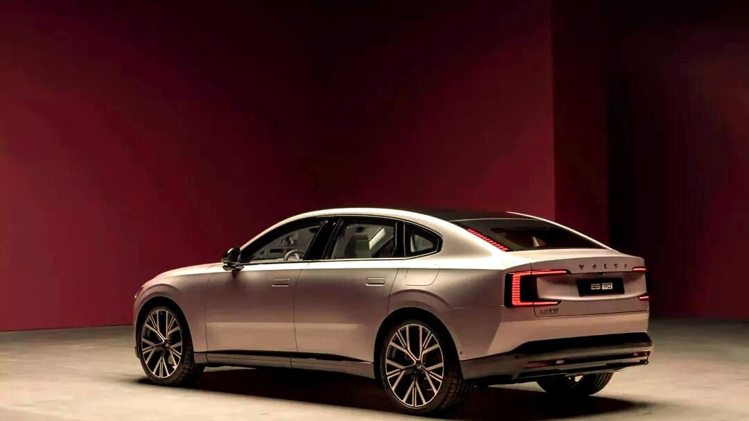 沃尔沃ES90申报信息曝光，配800V高压平台，续航超700km，轴距可达3102mm