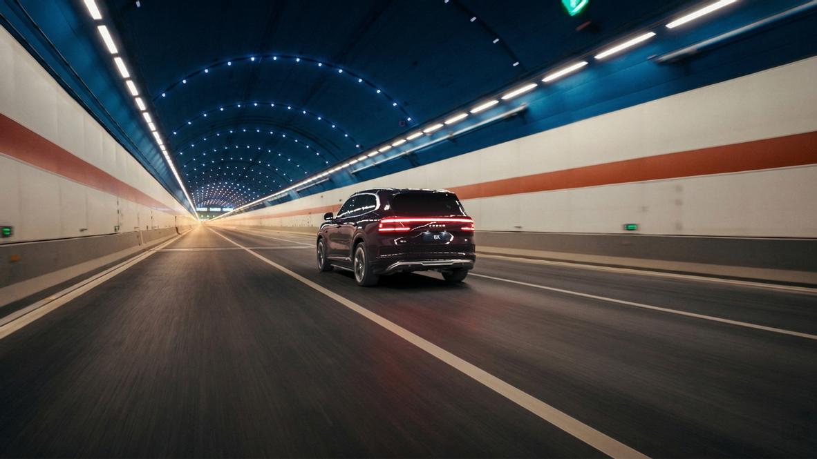 从"中国路"到"中国车"：极氪8X在四大基建工程中完成全路况实测