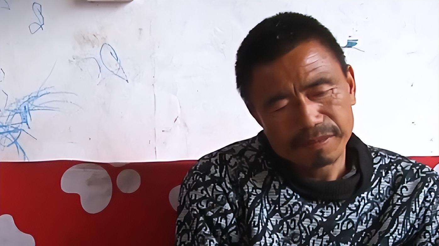 因担心妻子太过美丽，丈夫不让妻子出门买馒头，还开三轮车撞她