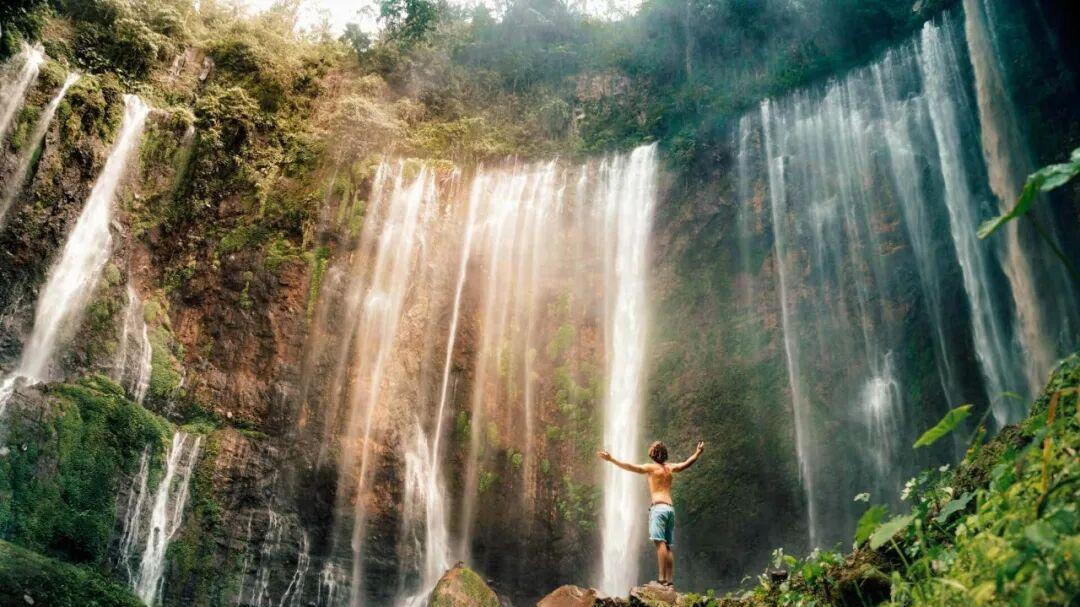 印度瀑布惊现神秘人脸，3000人目睹：是自然奇迹还是集体幻觉？