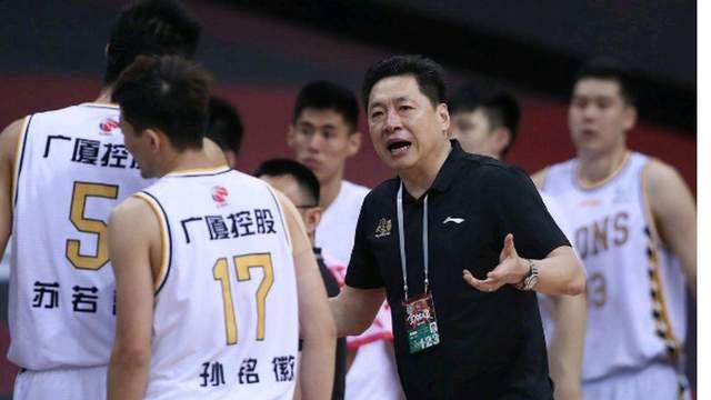 王博名场面！全英文指点外援藏玄机 如何从“你来”到冠军主帅？