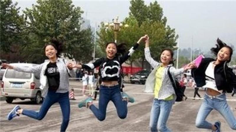 山东四胞胎“冰清玉洁”，上同所大学还住一间宿舍，回头率极高