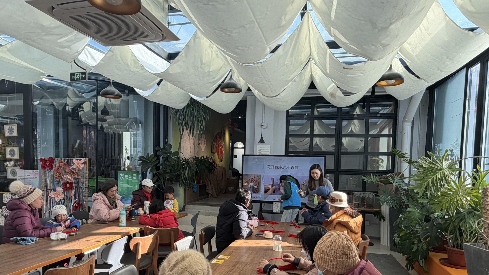 石景山老山街道：废品巧变“微盆景”，老人家中添暖意