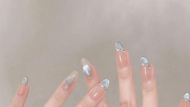 夏日美甲新趋势：冰透水光感，指尖藏起一整个夏天的凉