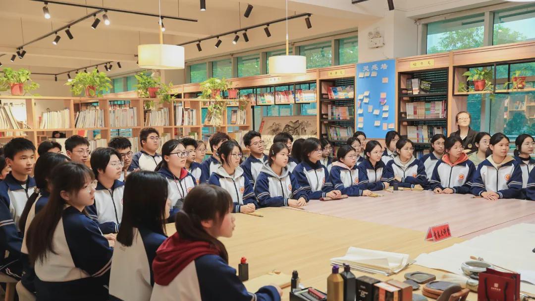 淮滨县书法家协会走进淮滨高中开展公益活动