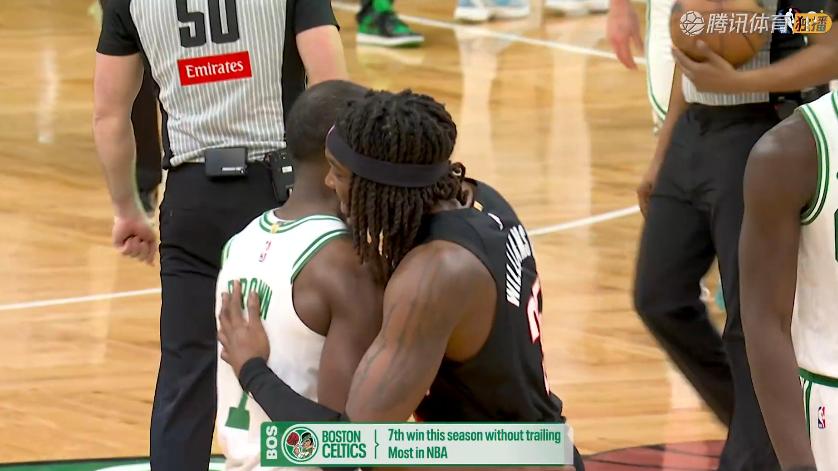 绿军险胜！布朗20+8+5，赛后小杨先一步退场，布朗一把抱住罗威