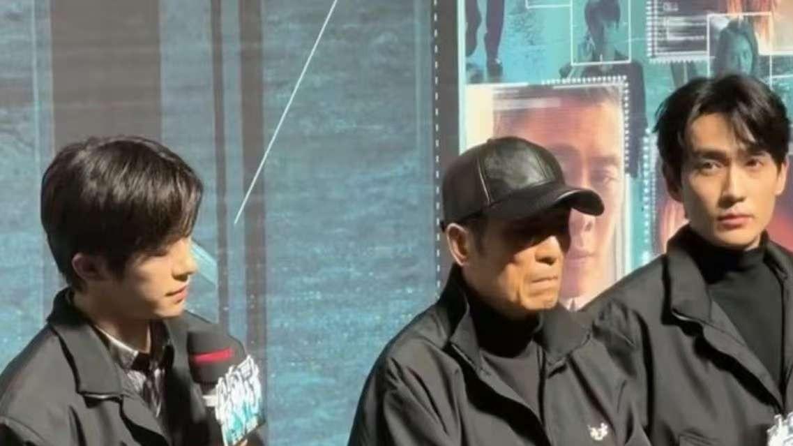 75岁张艺谋路演睁不开眼，44岁陈婷穿皮衣现身影院：20年婚姻里，她早就不靠“演”活了