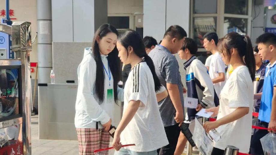 迟到痛哭的考生上了热搜，那些在路边啃面包翻笔记的孩子，凭什么没人拍？