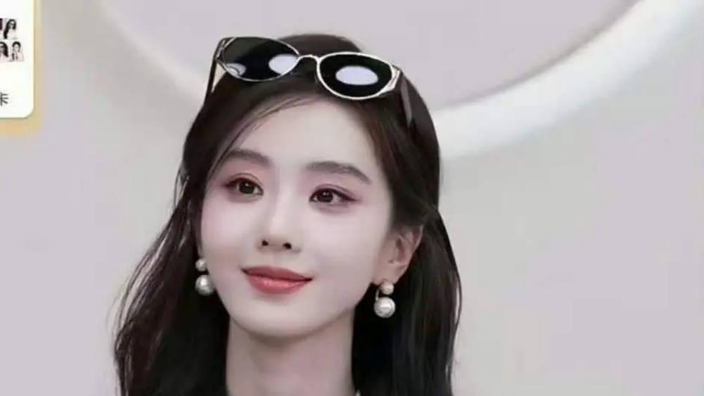 刘诗诗3秒换4副眼镜：穿搭，是职场加分项还是普通人的颜值陷阱？