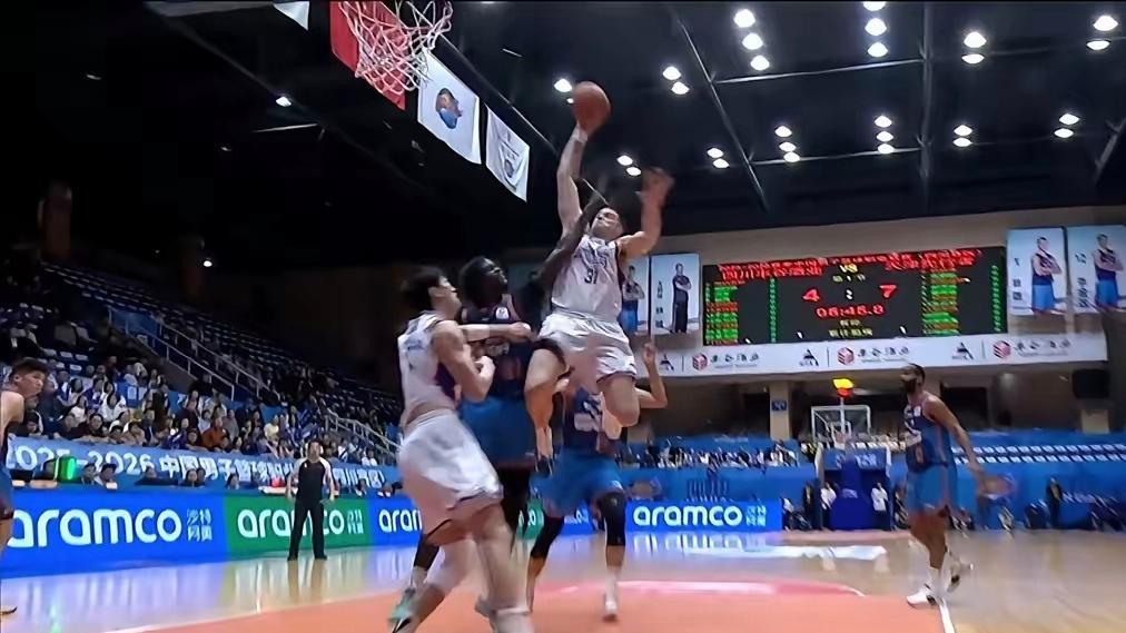 天津男篮111-86送四川37连败 维纳莱斯25分