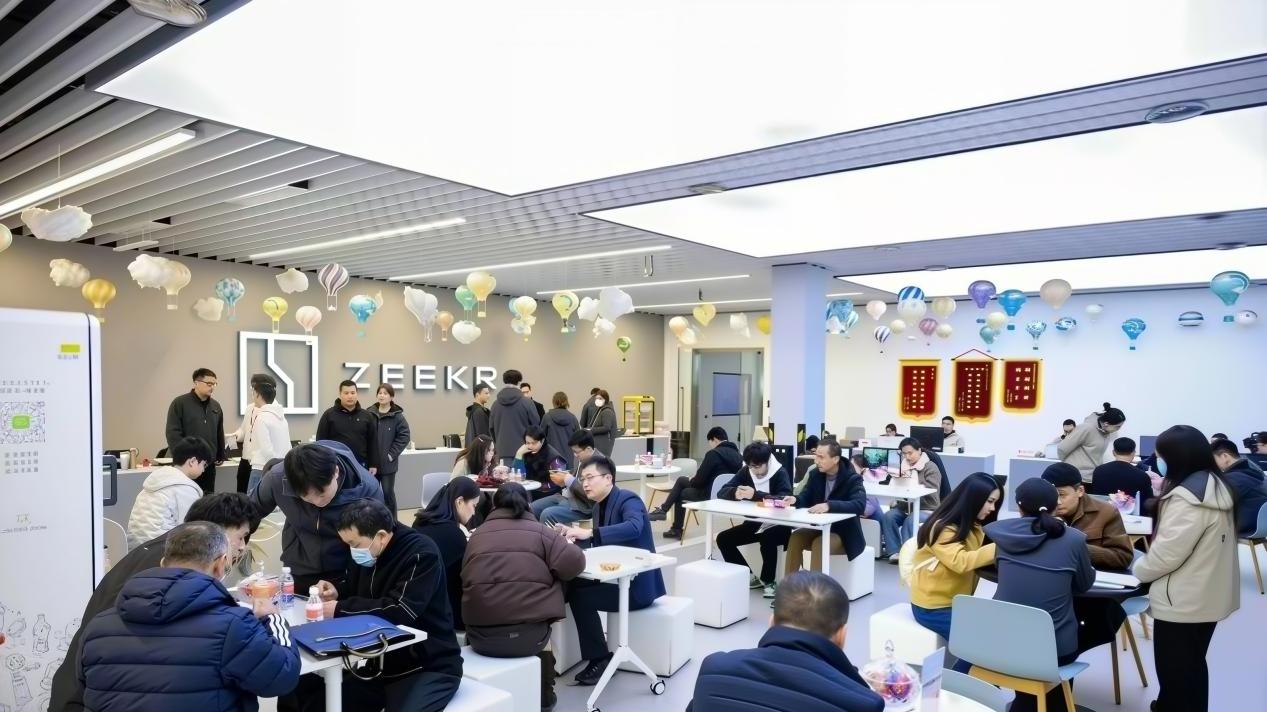 陪朋友提车顺便看看极氪9X，现场太热闹了