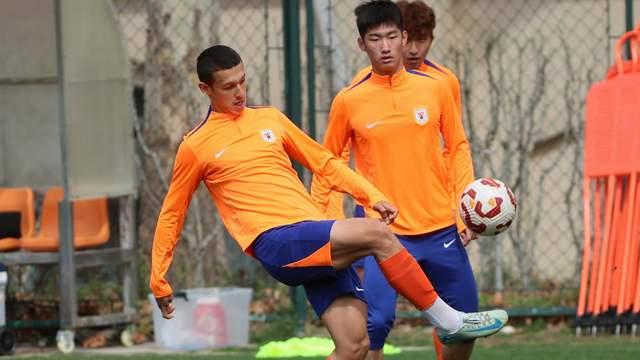 依木兰韩鹏不用，国字号又遭冷遇 泰山耽误陈泽仕 中场答案已在阵中