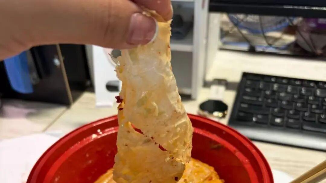 老碗会外卖惊现纸巾，市监局定性为“蔬菜吸水面巾”混入