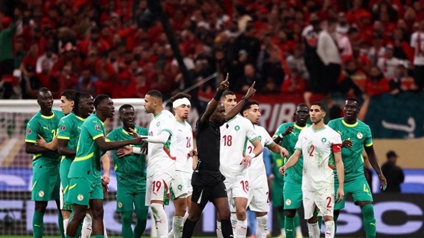 非洲杯决赛闹剧后加戏，抢毛巾大战替补门将迪乌夫成赢家