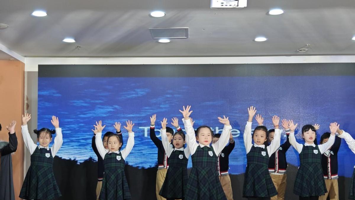 喜乐迎新年 青岛市南圣顿幼儿园2025年度冬日庆典温暖启幕