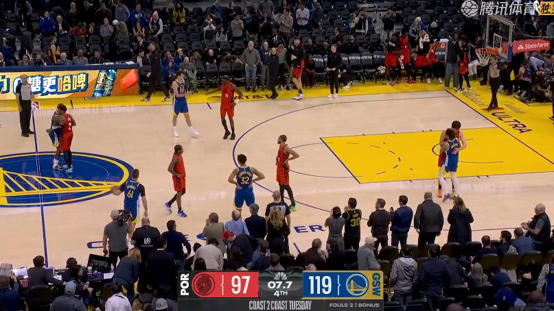 22分惨败！杨瀚森3+2，最后7秒，小杨一把抱住理查德，拥抱致意