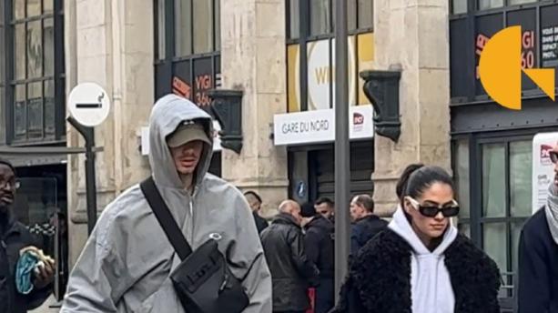 罗密欧带女友现身巴黎！一手插兜一手推行李箱好酷，未受大布影响