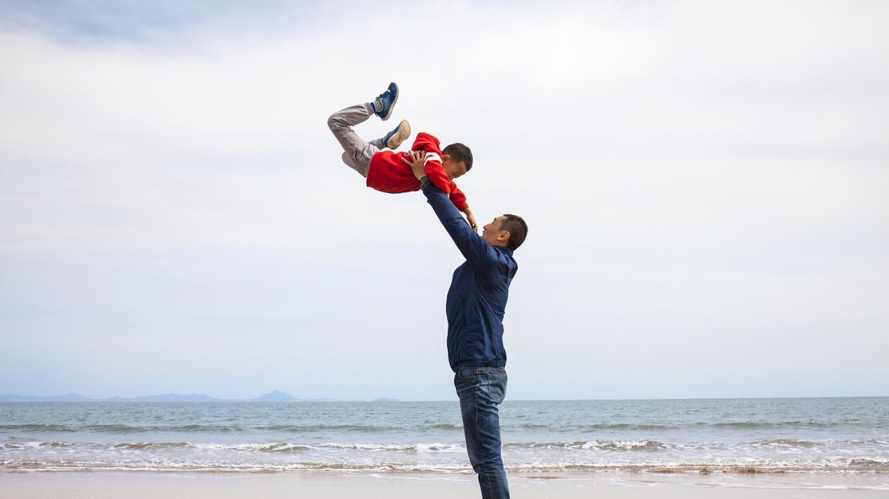 儿子一句话点醒醉酒父亲改变