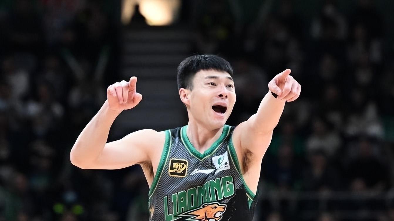 CBA最耀眼的新星“宠老六”，昨晚在比赛中，被鄢手骐打懵了