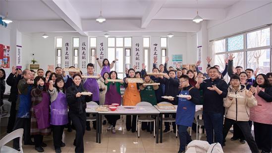 让学生爱上学习 让教师幸福生活 /贾秀芳以大爱书写职业教育新篇章